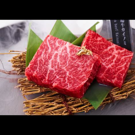 Wagyu kainomi under dry-ice smoke