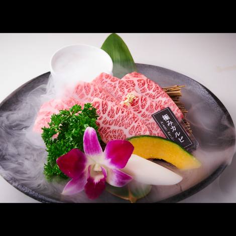 Wagyu under dry-ice smoke